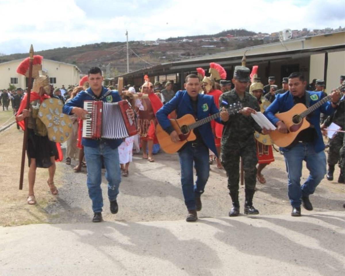 Soldados recrean santo viacrucis en Parada Marte previo a la Semana Santa