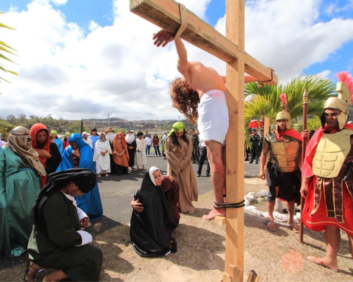 Soldados recrean santo viacrucis en Parada Marte previo a la Semana Santa