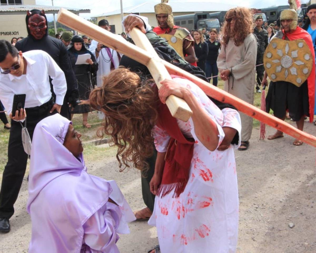 Soldados recrean santo viacrucis en Parada Marte previo a la Semana Santa