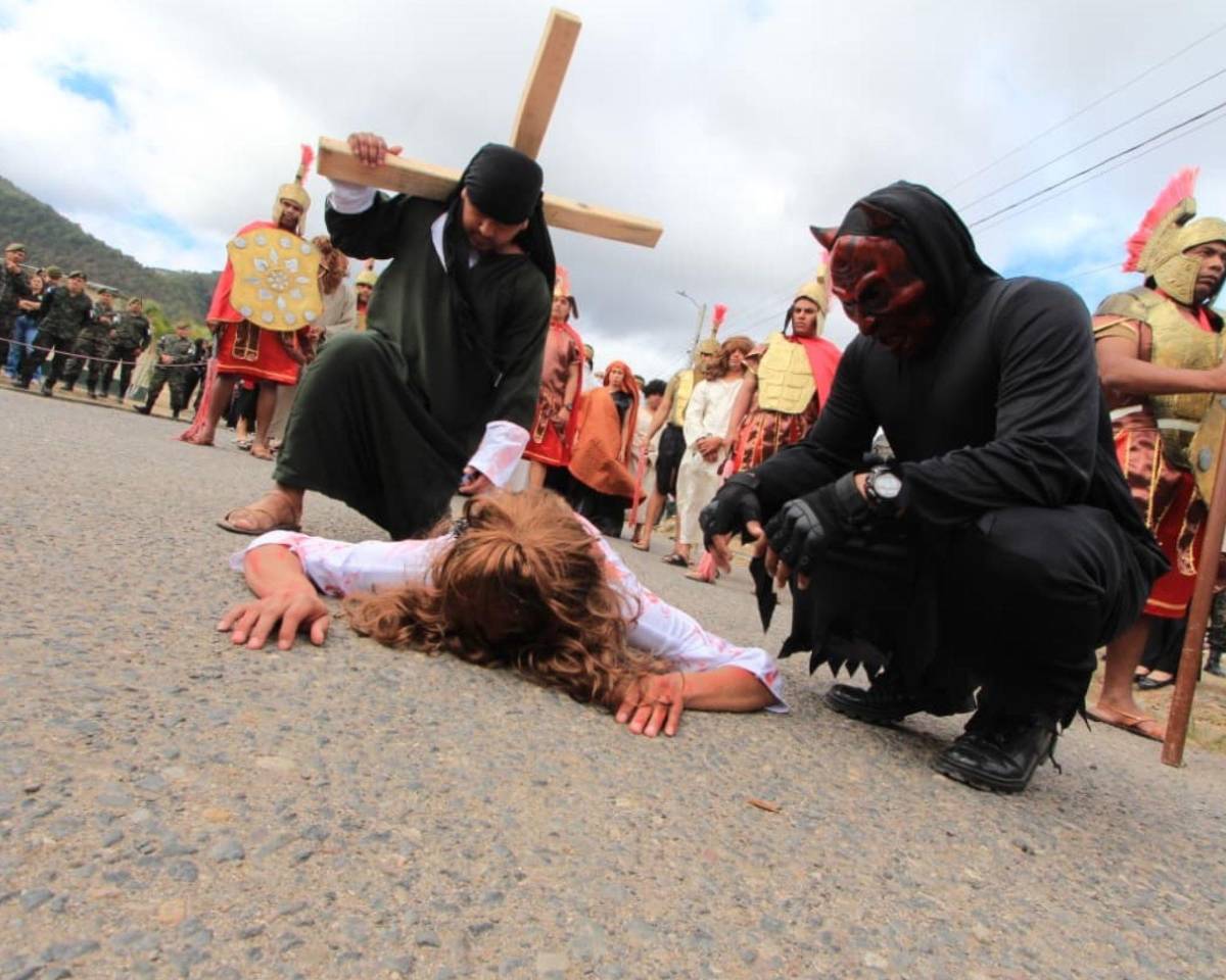Soldados recrean santo viacrucis en Parada Marte previo a la Semana Santa