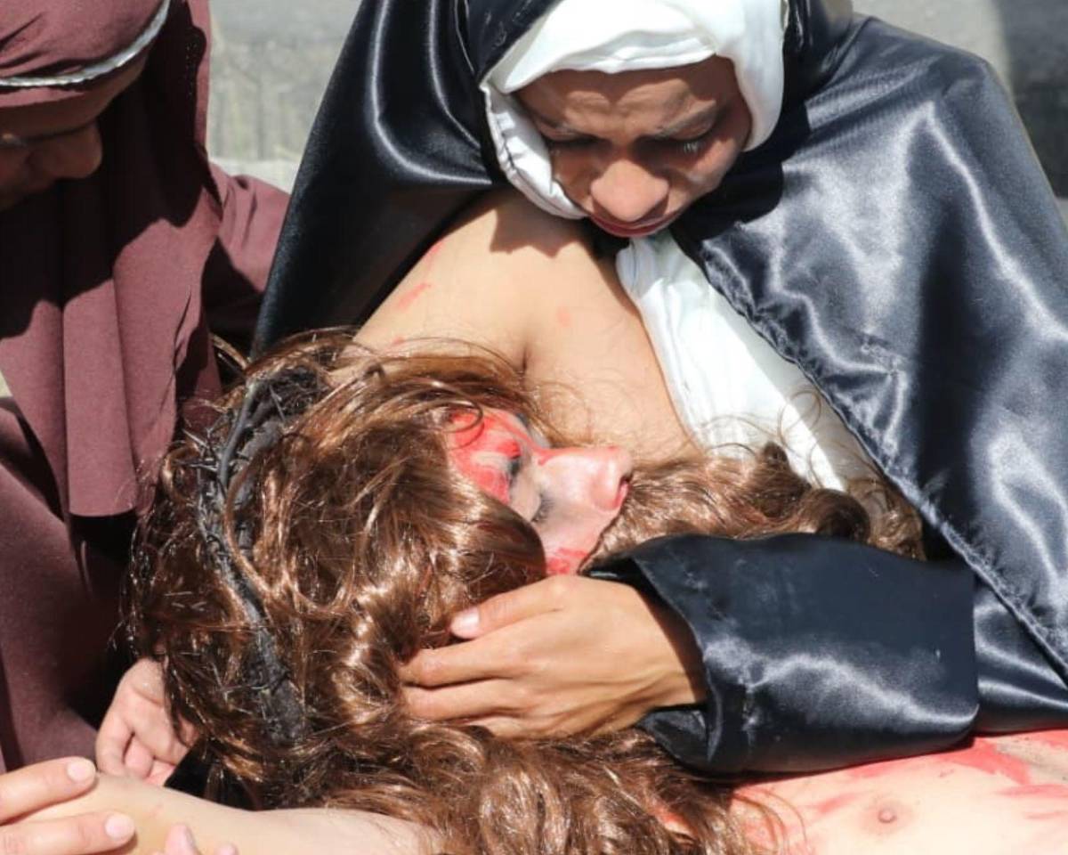 Soldados recrean santo viacrucis en Parada Marte previo a la Semana Santa