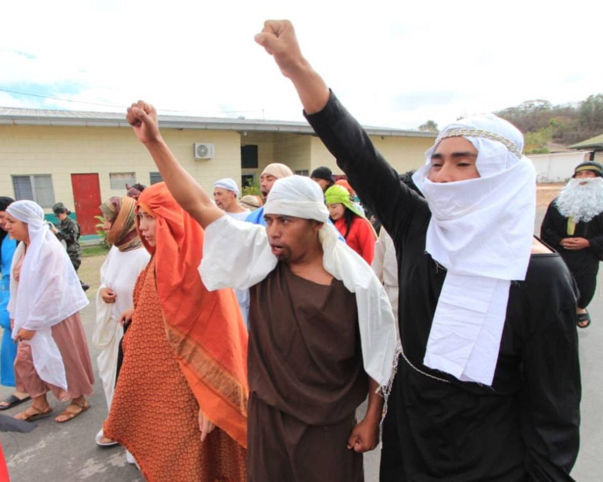 Soldados recrean santo viacrucis en Parada Marte previo a la Semana Santa