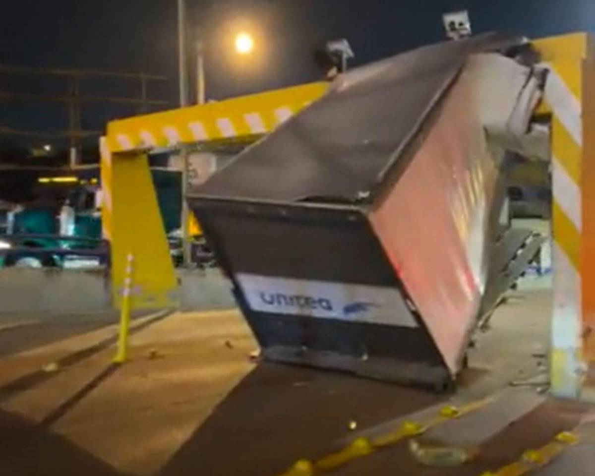 Camiones y buses accidentados que registra la vía rápida Ricardo Álvarez