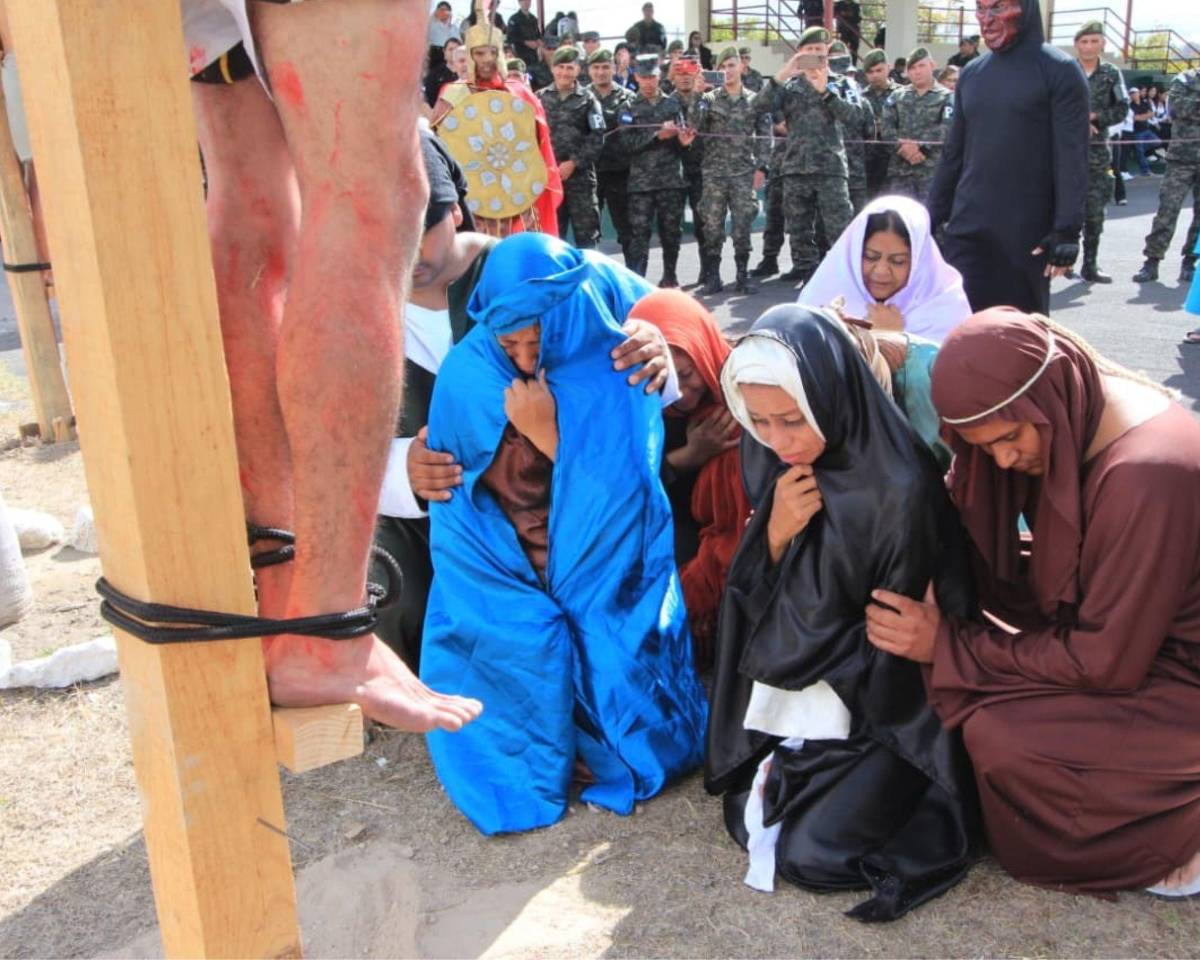 Soldados recrean santo viacrucis en Parada Marte previo a la Semana Santa