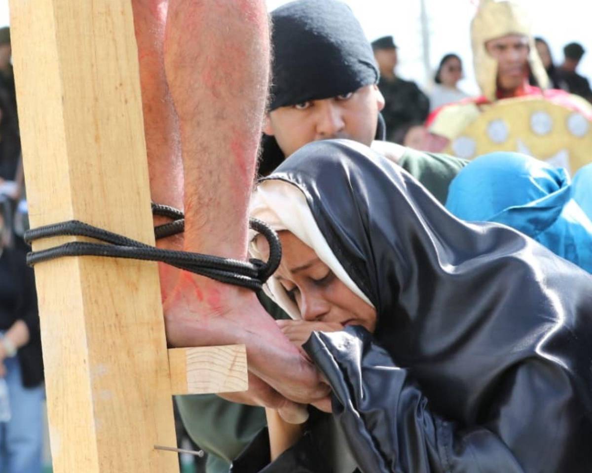 Soldados recrean santo viacrucis en Parada Marte previo a la Semana Santa