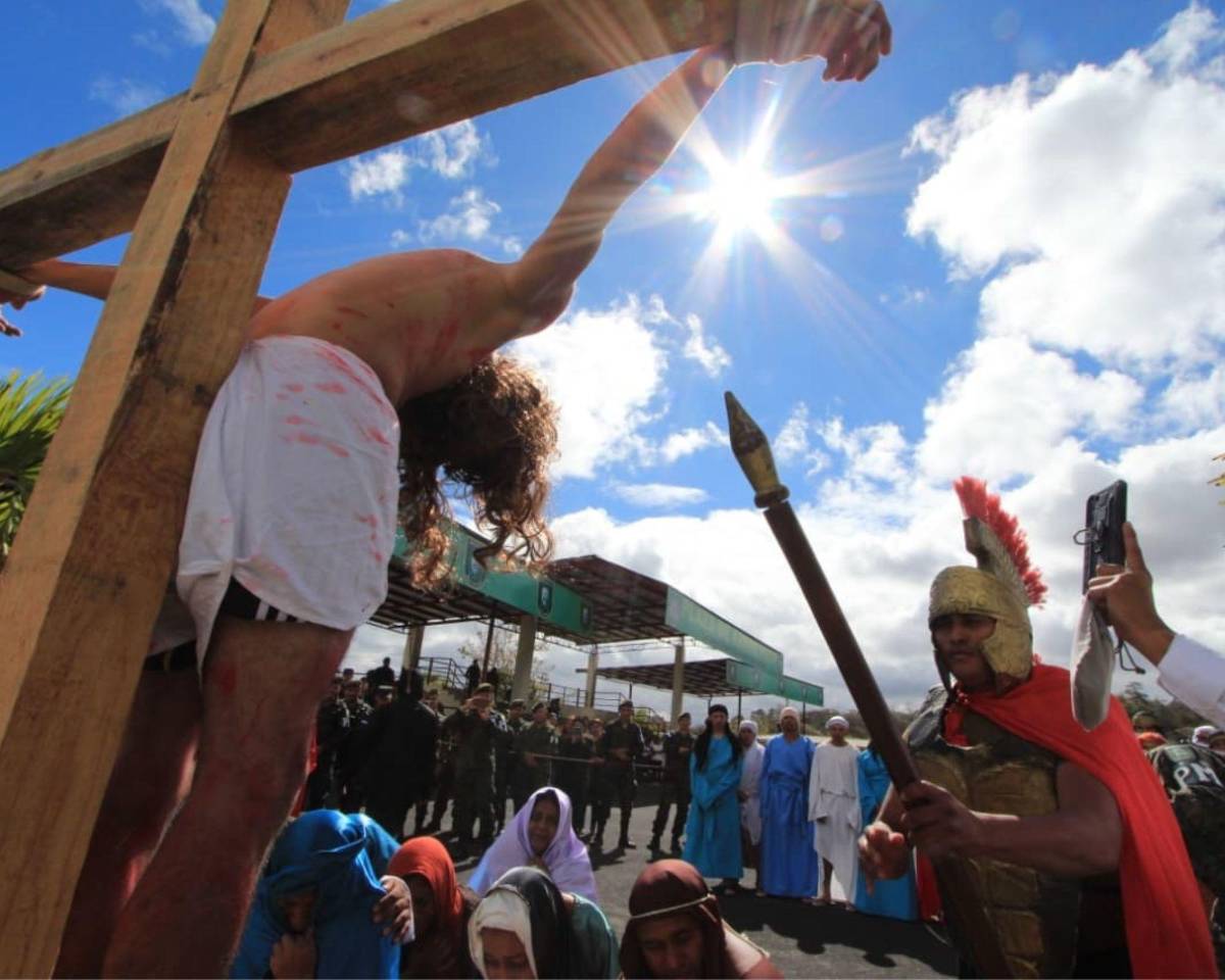 Soldados recrean santo viacrucis en Parada Marte previo a la Semana Santa