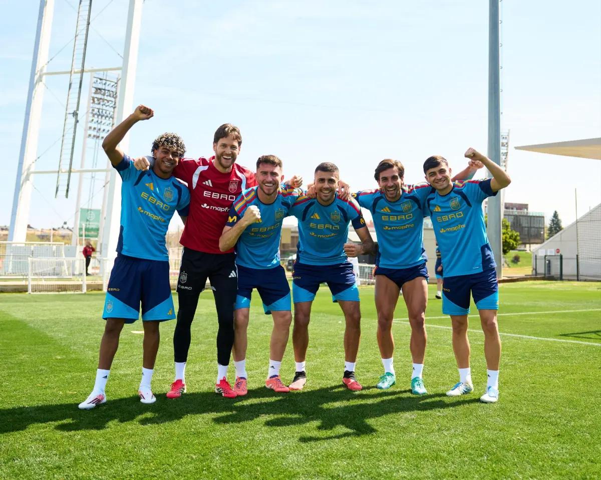 Bonito gesto de Lamine Yamal con directivos de Honduras en visita a selección de España