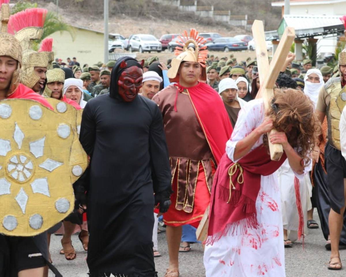 Soldados recrean santo viacrucis en Parada Marte previo a la Semana Santa