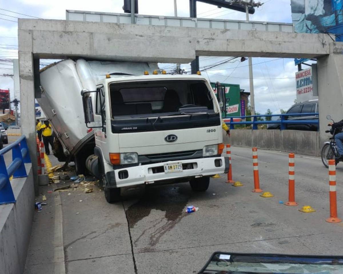 Camiones y buses accidentados que registra la vía rápida Ricardo Álvarez