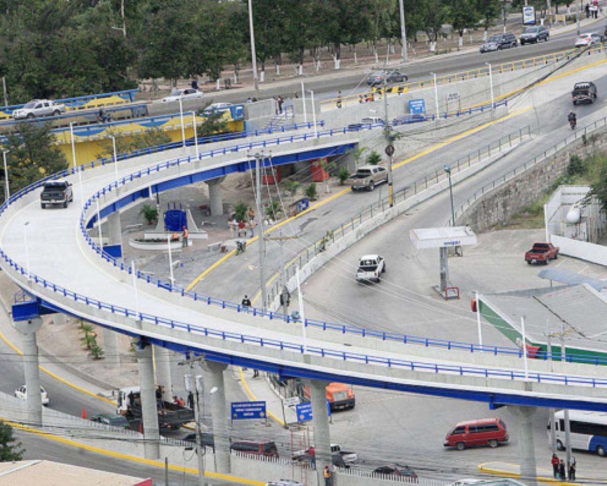 Camiones y buses accidentados que registra la vía rápida Ricardo Álvarez