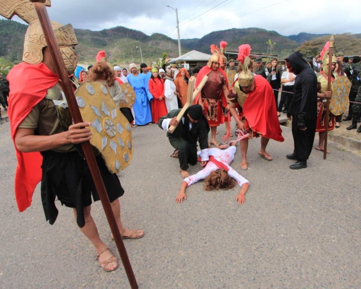 Soldados recrean santo viacrucis en Parada Marte previo a la Semana Santa