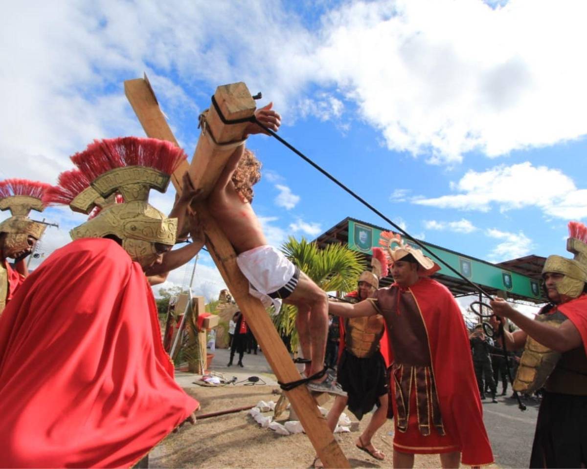 Soldados recrean santo viacrucis en Parada Marte previo a la Semana Santa