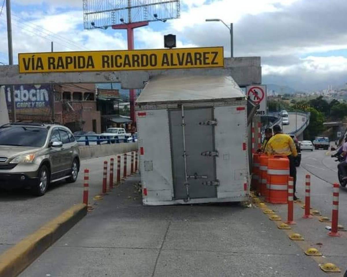 Camiones y buses accidentados que registra la vía rápida Ricardo Álvarez