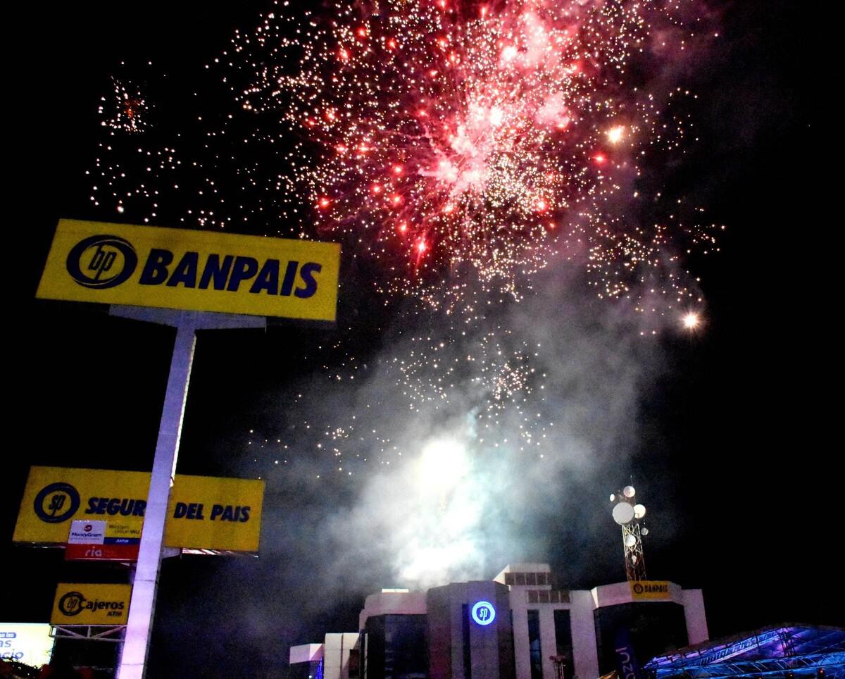 Noche de Luces Banpaís iluminó de colores la capital hondureña