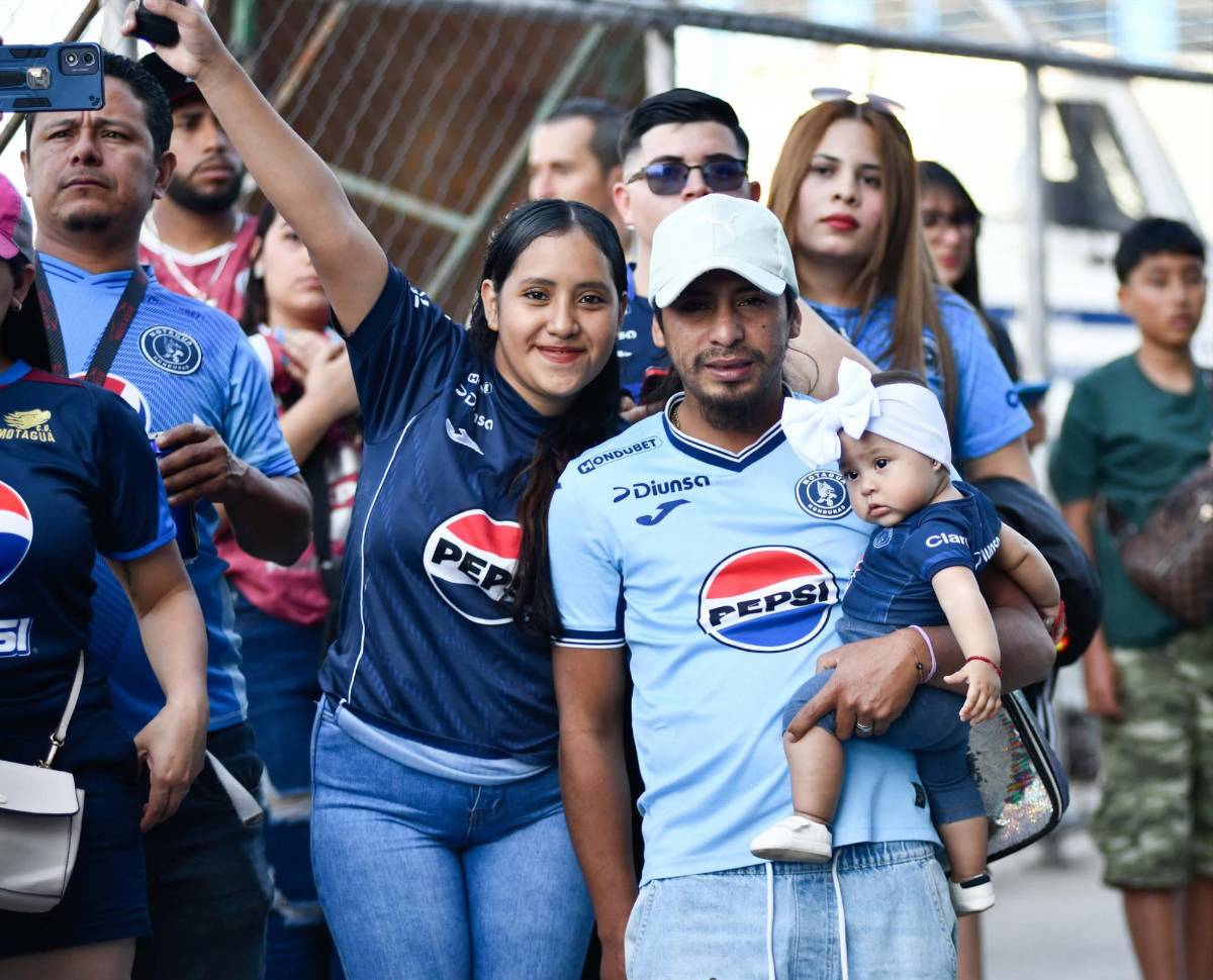 Polémico recibimiento a exjugador de Motagua, bellas chicas y show de la Revo ante Marathón