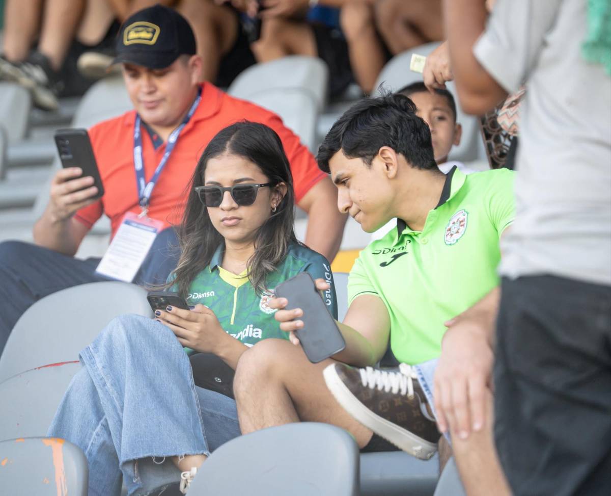 Clásico sampedrano se llena de lindas damas ¡Chica de primeros auxilios llamó la atención!