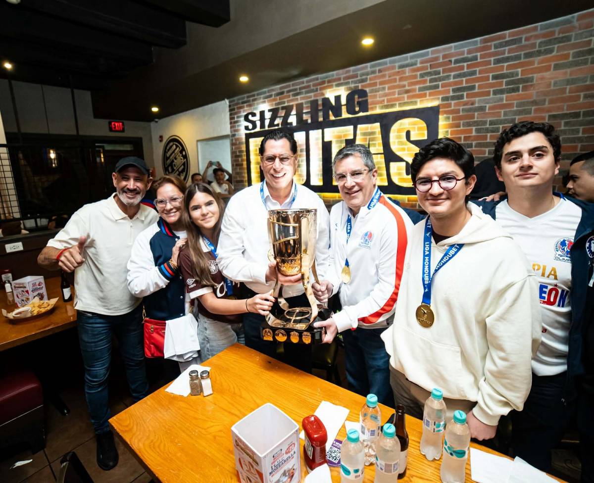 Ex jugador de Motagua se filtra en exclusiva celebración del Olimpia por el título 40