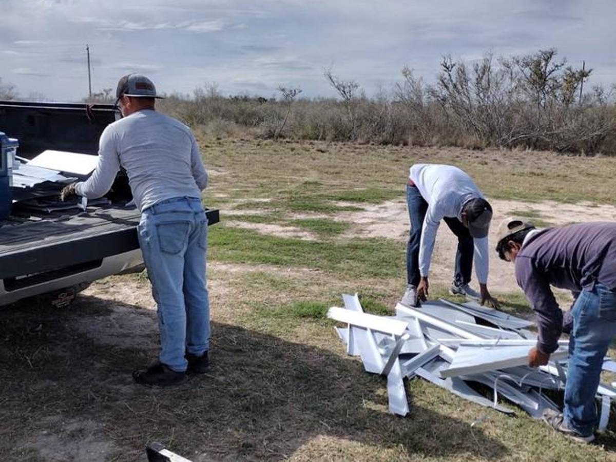 Su negocio de “roofing” actualmente provee empleo a al menos seis hondureños.