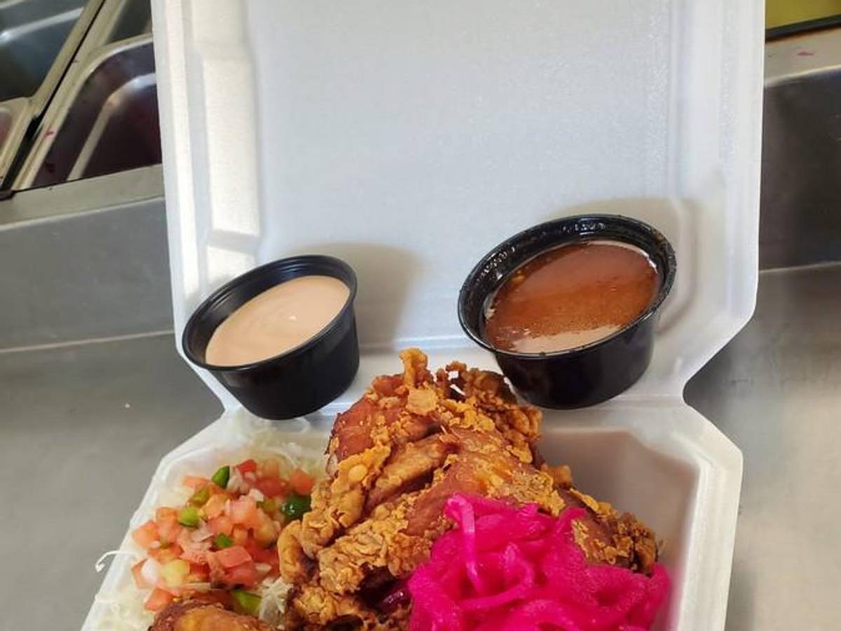 El negocio de Isabel ofrece una amplia variedad de platillos catrachos en el 5654 Old Pearsall Rd. de la ciudad de San Antonio.