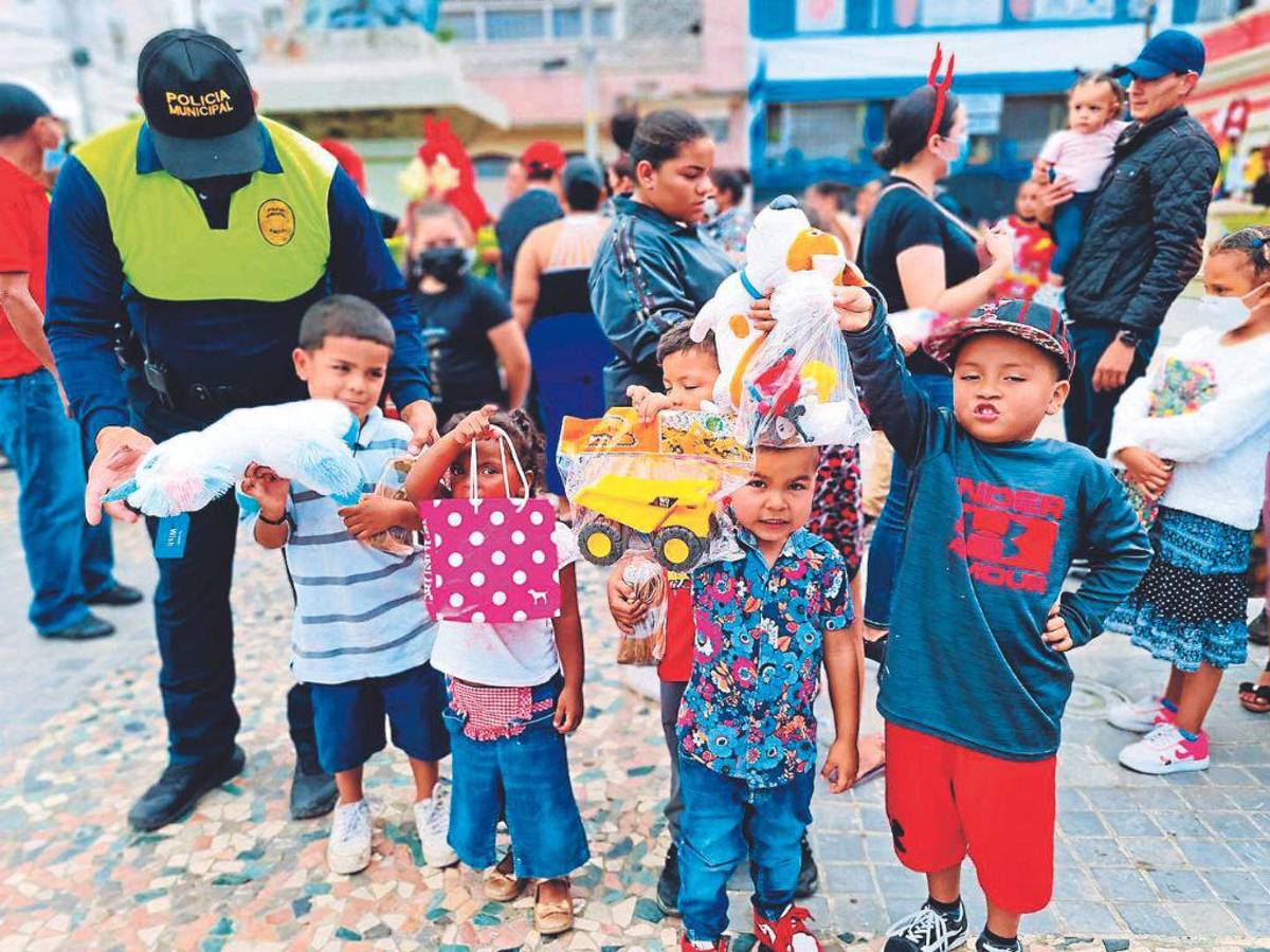 Jóvenes llevan comida y mensaje esperanzador a los más necesitados en la capital