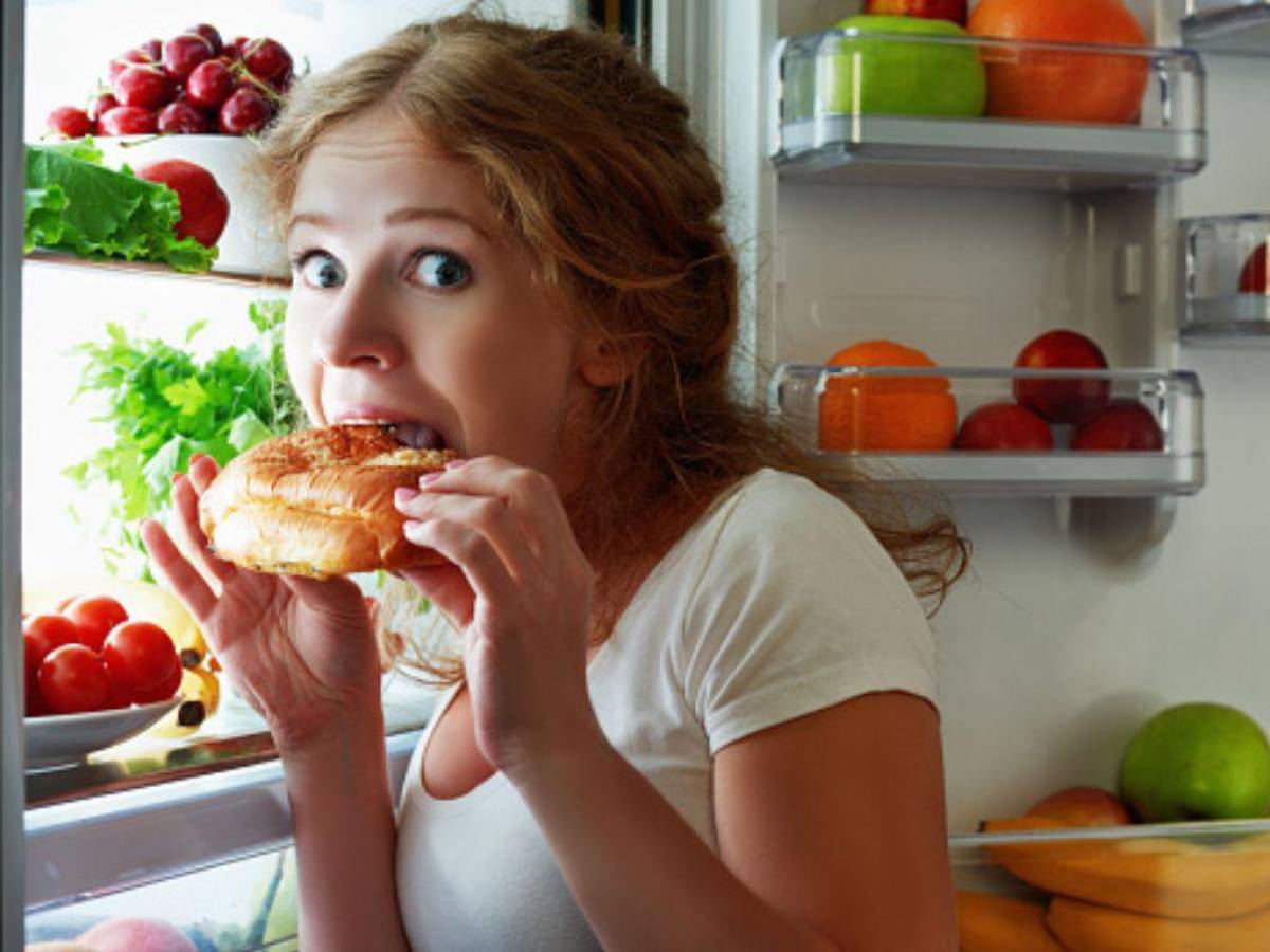 El hambre emocional surje repentinamente y sobre alimentos específicos.