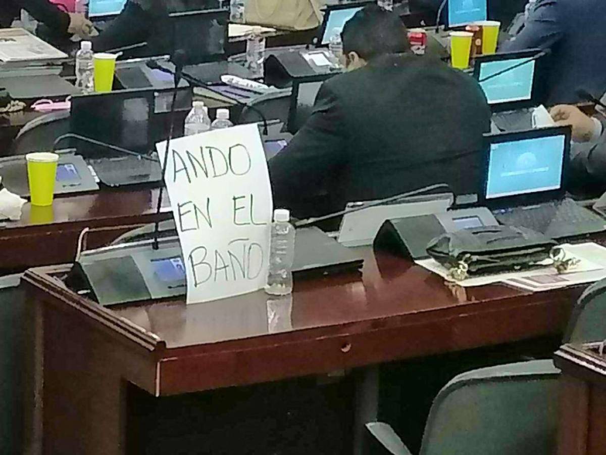 Las curiosas pancartas en los curules de diputados hondureños para que no usurpen sus puestos