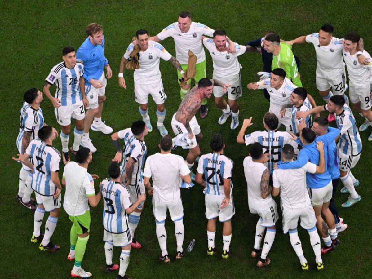 Jugadores argentinos celebrando su pase a la final del Mundial 2022.