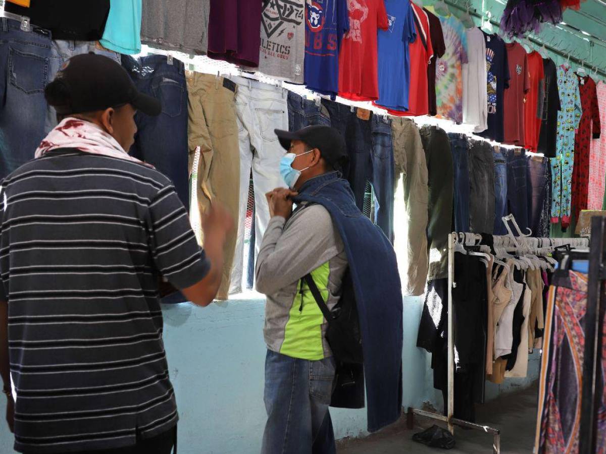 Aunque en las tiendas hay vestidores, algunos compradores utilizan diversas estrategias para saber si la prenda es de su talla.