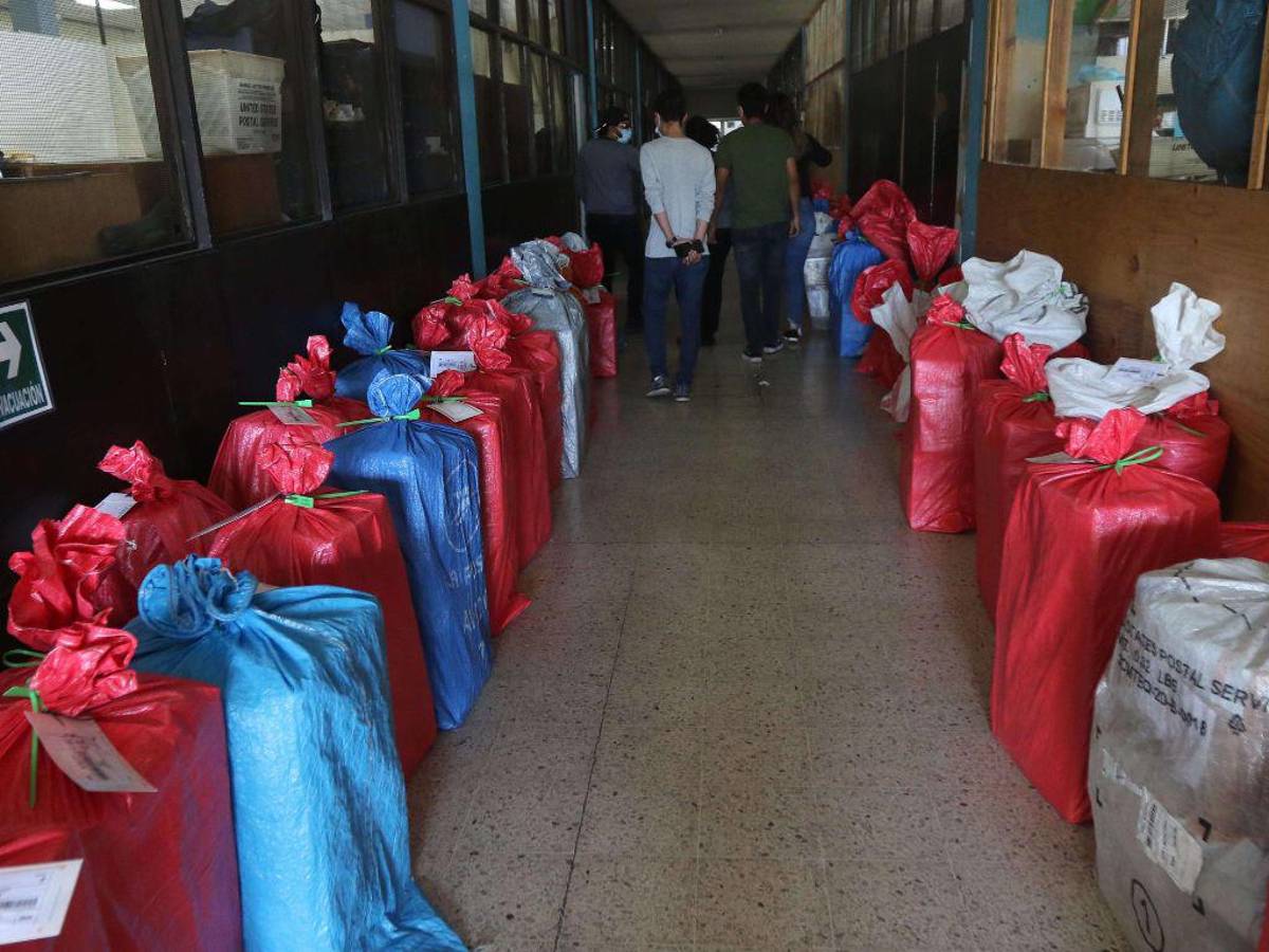 Cientos de paquetes son enviados a múltiples destinos.