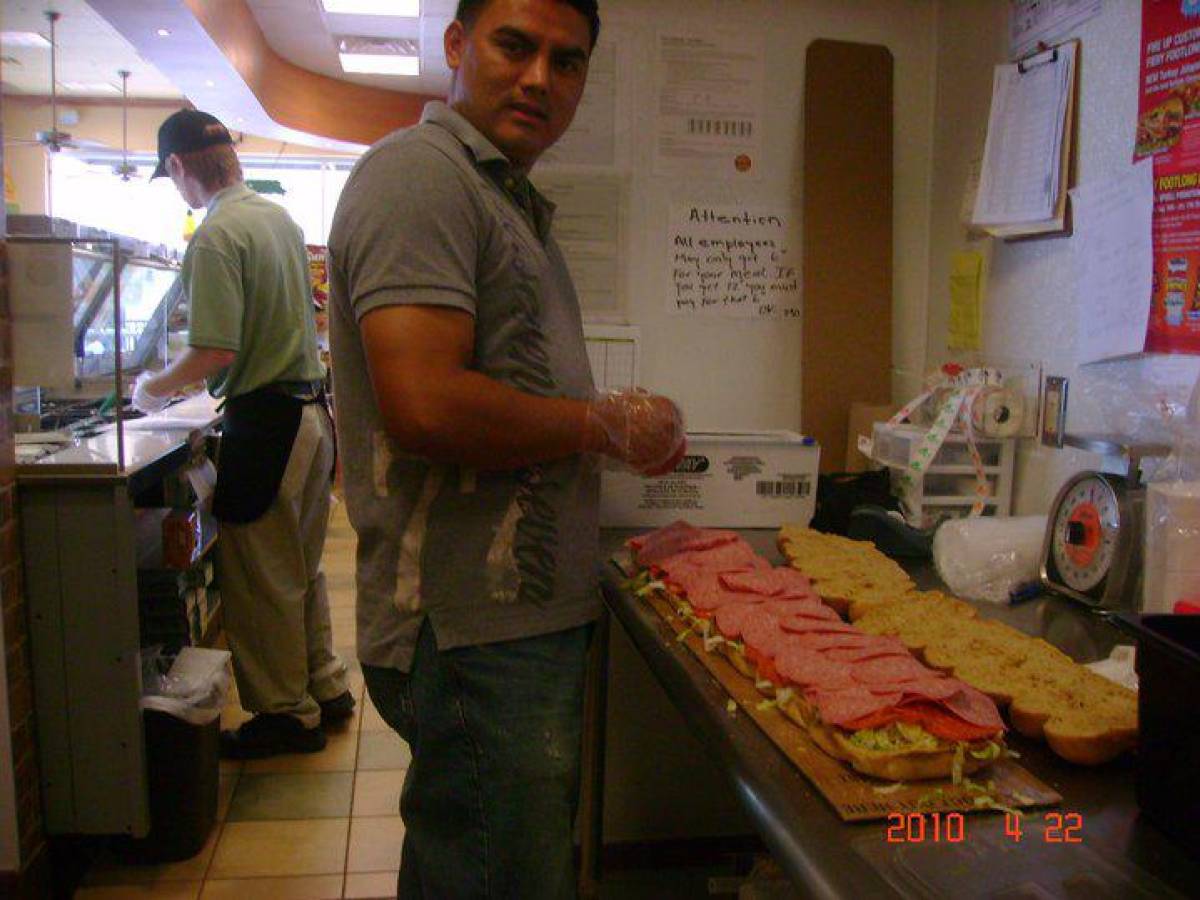 El hondureño ahorró durante sus muchos años de labor en restaurantes para hacerse de un capital.