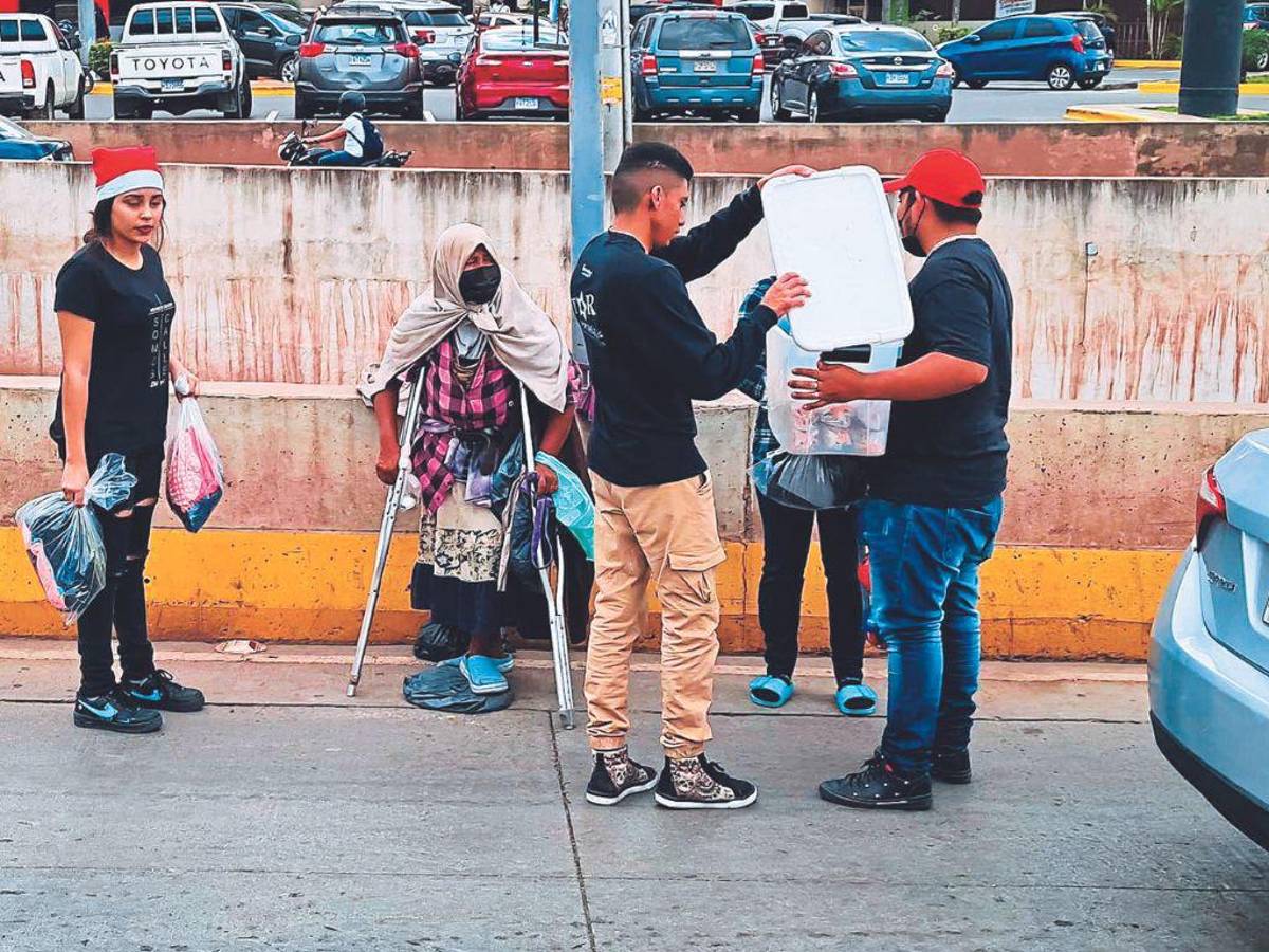 Personas en condición de mendicidad reciben alimento y abrigo en esta temporada navideña.