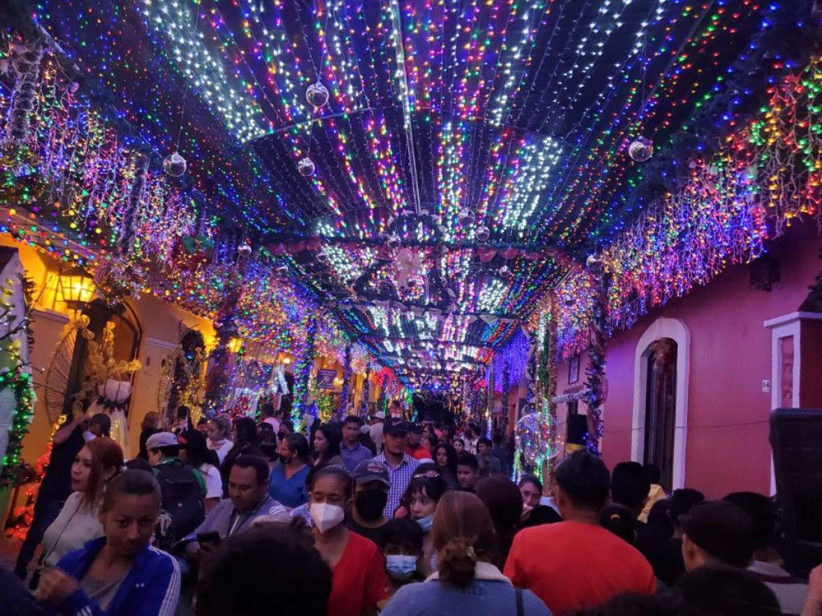 La ciudad de Comayagua inauguró el clásico Paseo Navideño.
