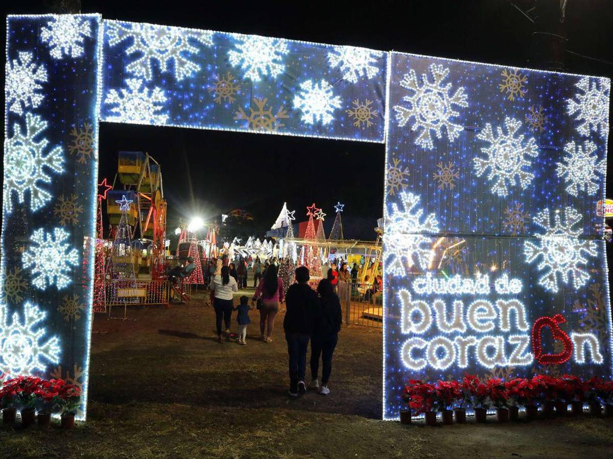 Abarrotada de capitalinos luce la Villa Navideña este 2022