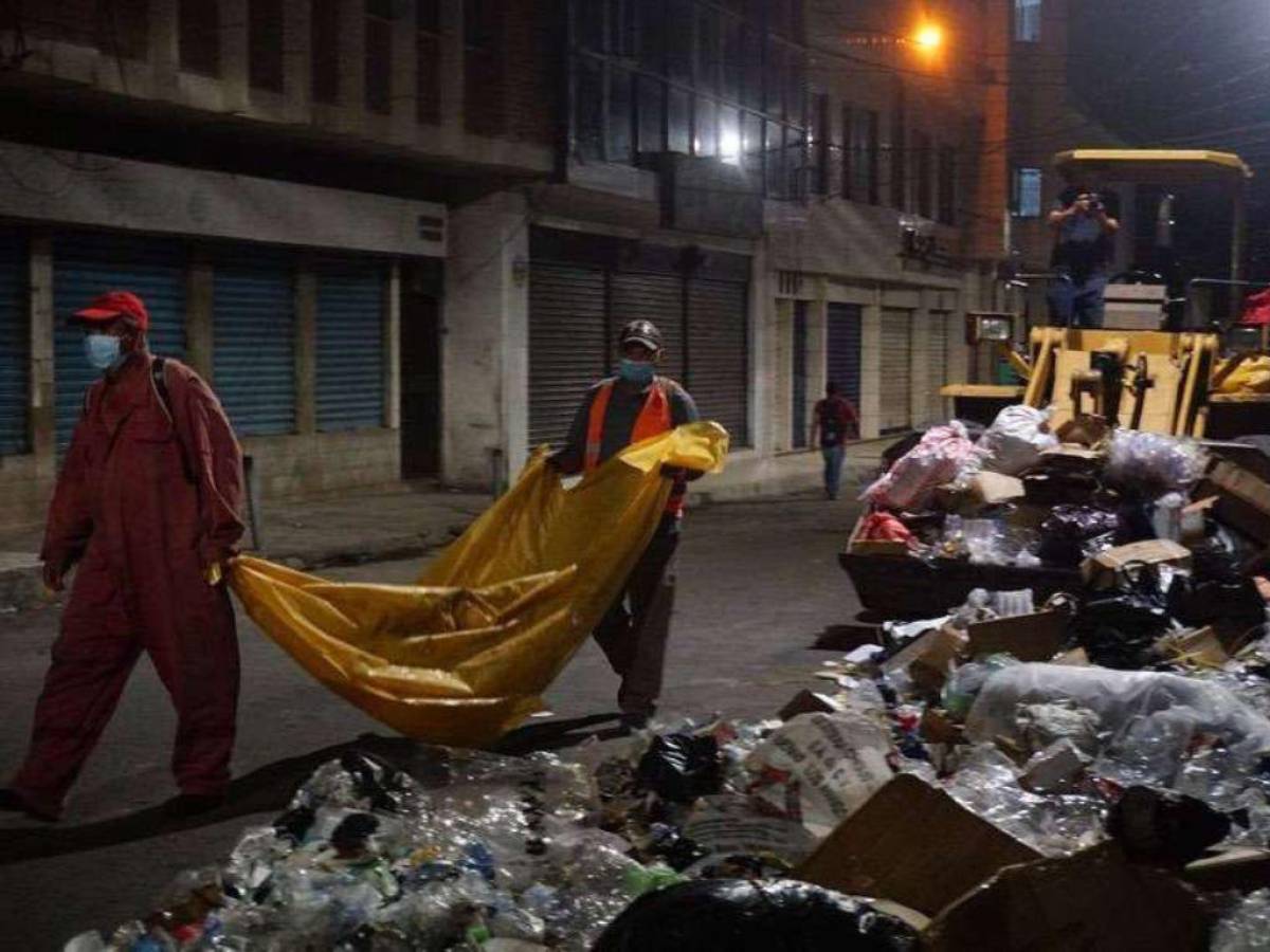 Algunos vendedores de los mercados tiran la basura en la calle.