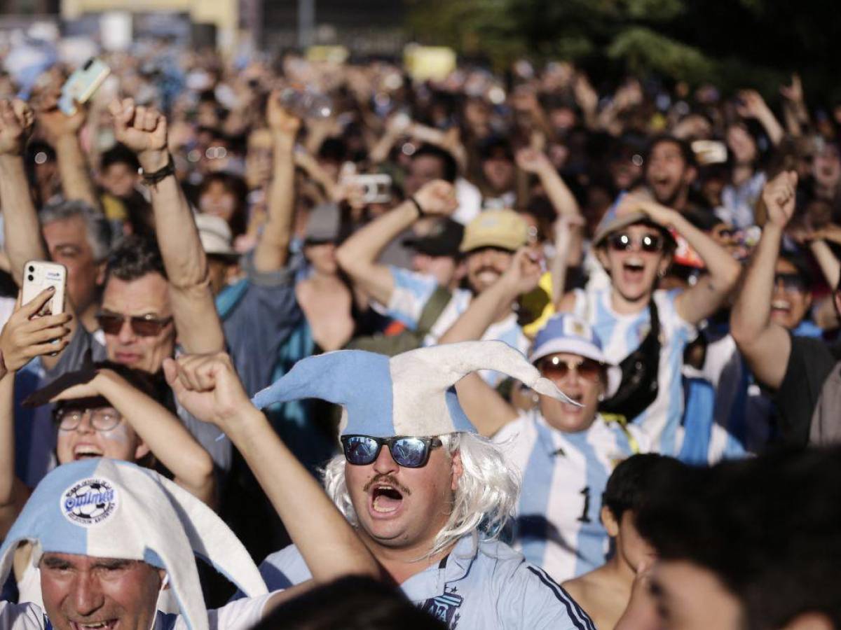 Los hinchas argentinos celebraron emocionados el pase a la final del Mundial de Qatar 2022.
