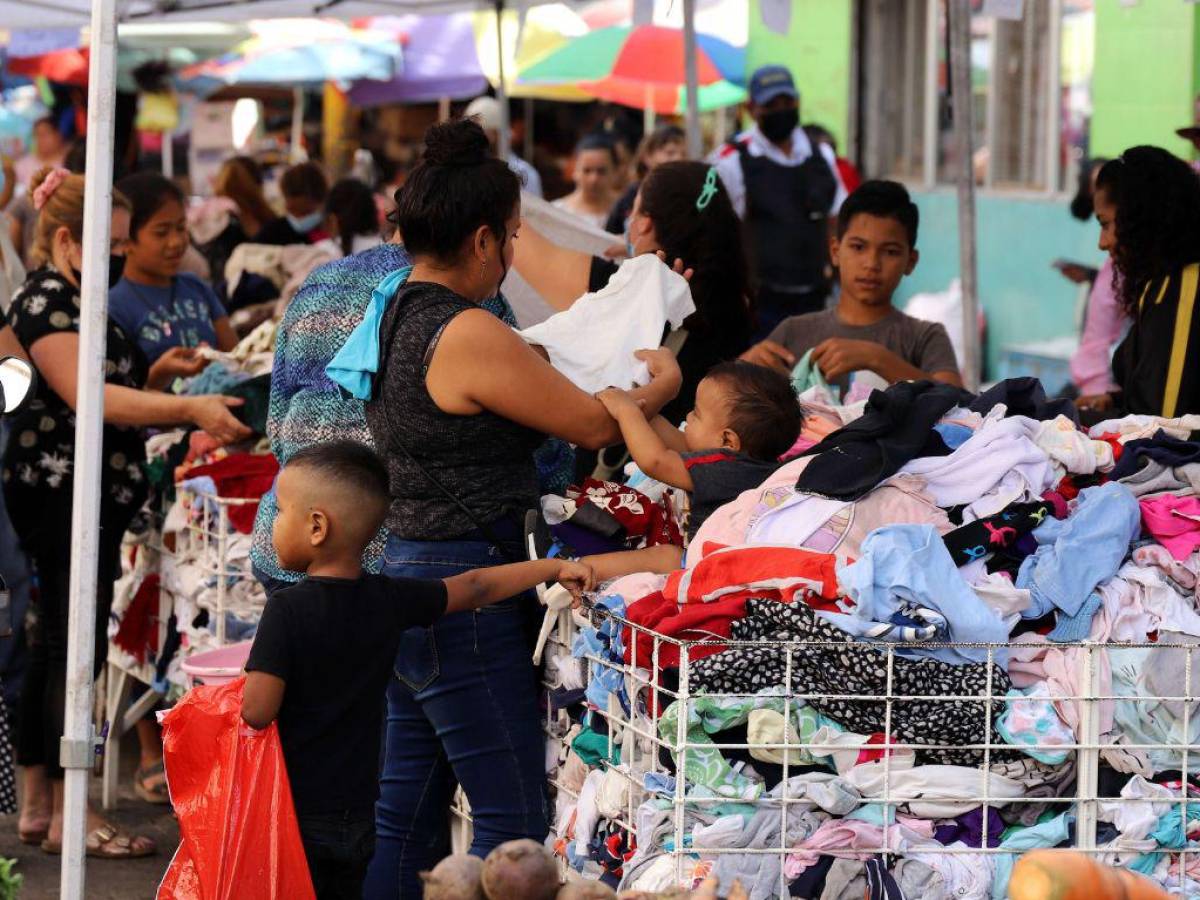 Las tarimas llenas de diversas prendas llegaron a las calles y avenidas de los mercados de Comayagüela.