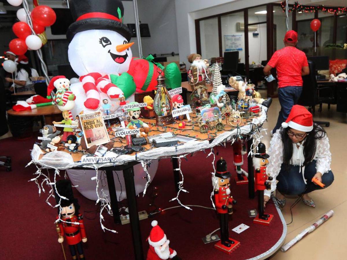 Puente de Mando y su armoniosa decoración, incluyeron música navideña de fondo.