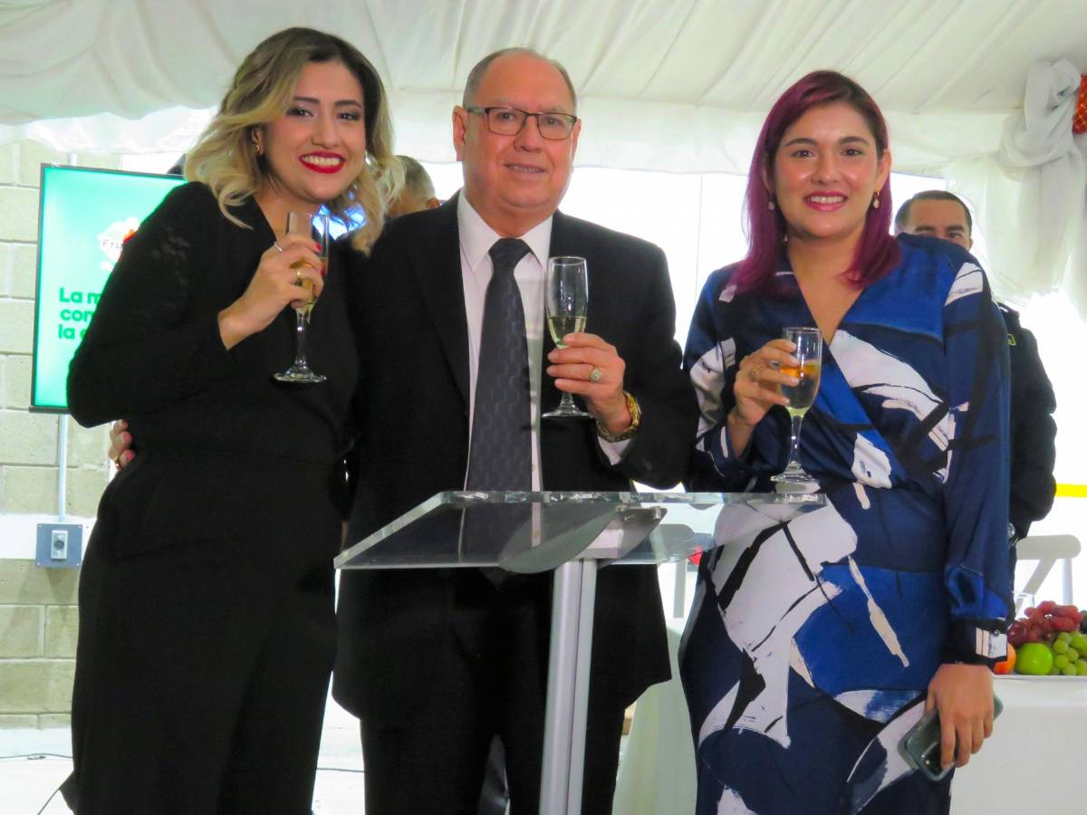 Cinthya, Virgilio y Yadira Galo, brindaron por el éxito de la nueva sucursal de Fruvetsa Tegucigalpa.