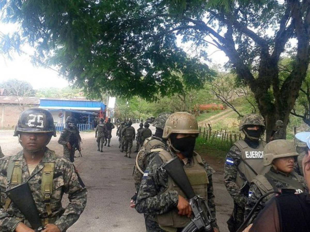 Armas e indumentaria militar decomisan en operativo en Olancho