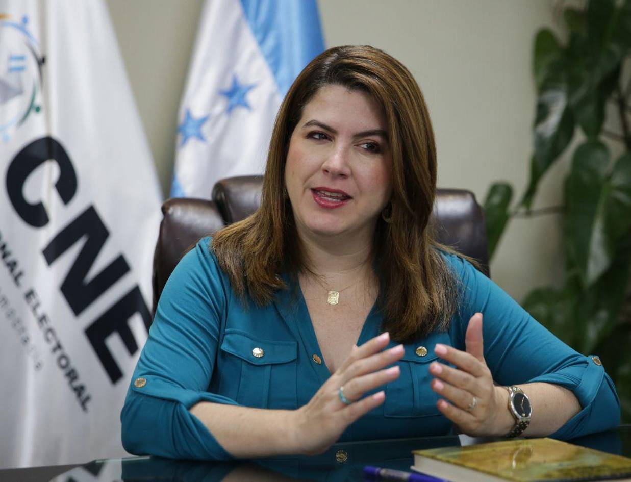 Cossette López denuncia a Marlon Ochoa presiones por contrato de conectividad satelital para el Trep