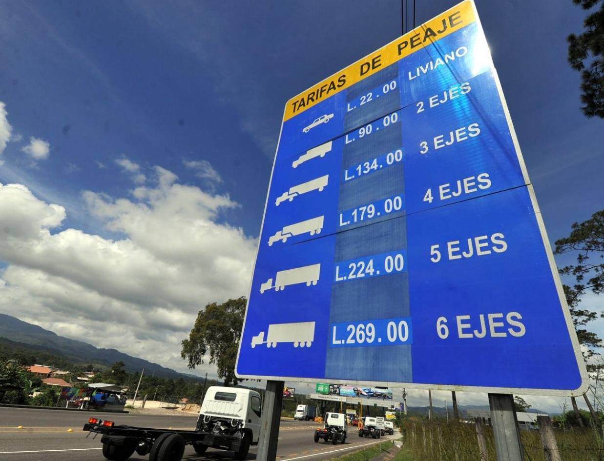 Conductores denuncian trancazo en peajes; Covi niega incremento