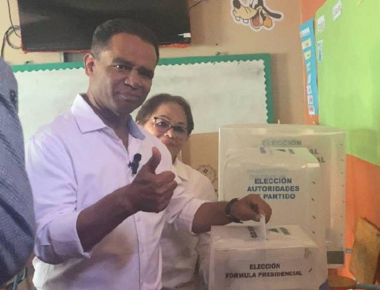 Jorge Zelaya vota tras cinco horas de retraso y asegura que puede “sacar a los de Libre”