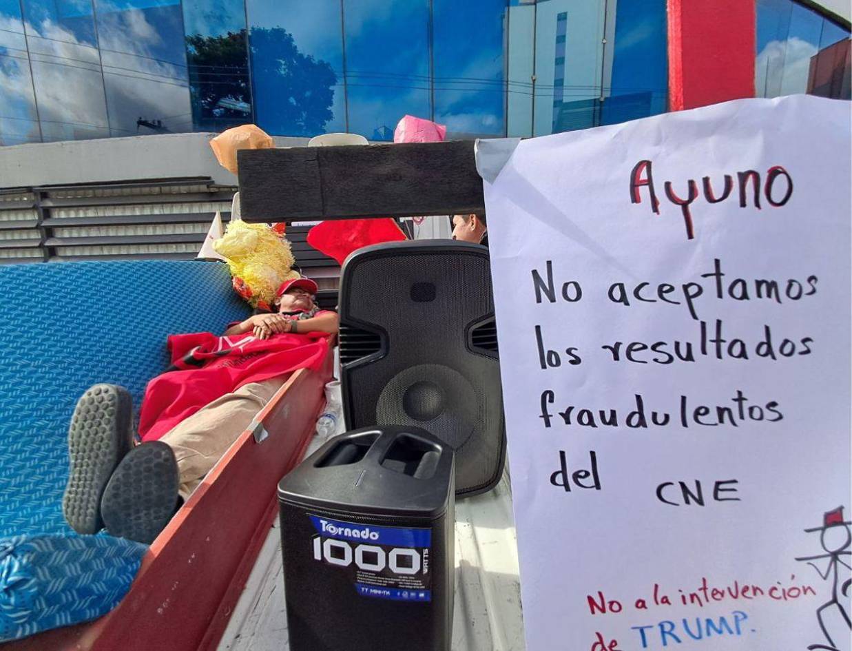 Dentro de un ataúd protesta catedrático universitario por derrota de Libre