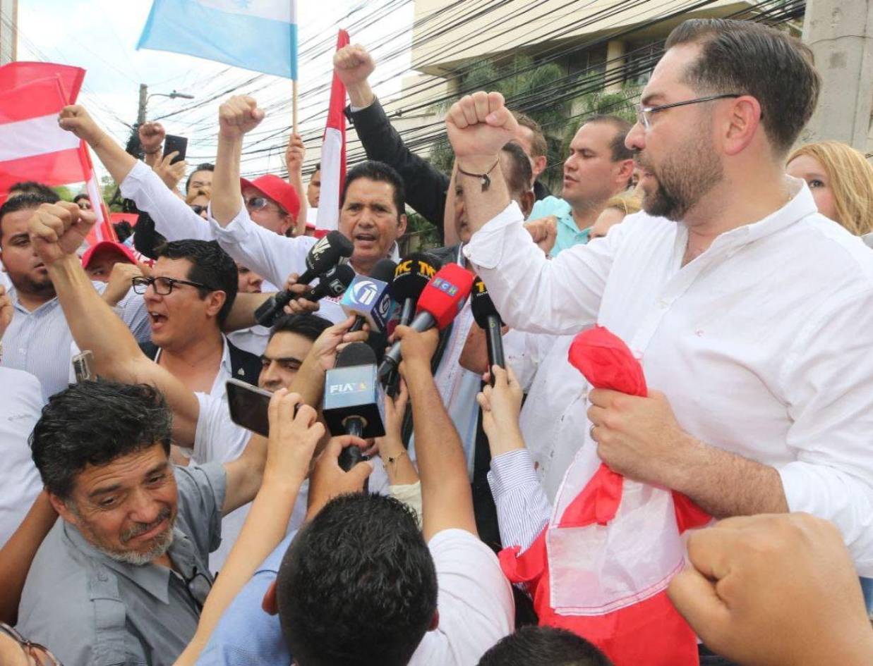 Eliseo Castro condena represión policial contra liberales en los bajos del Congreso