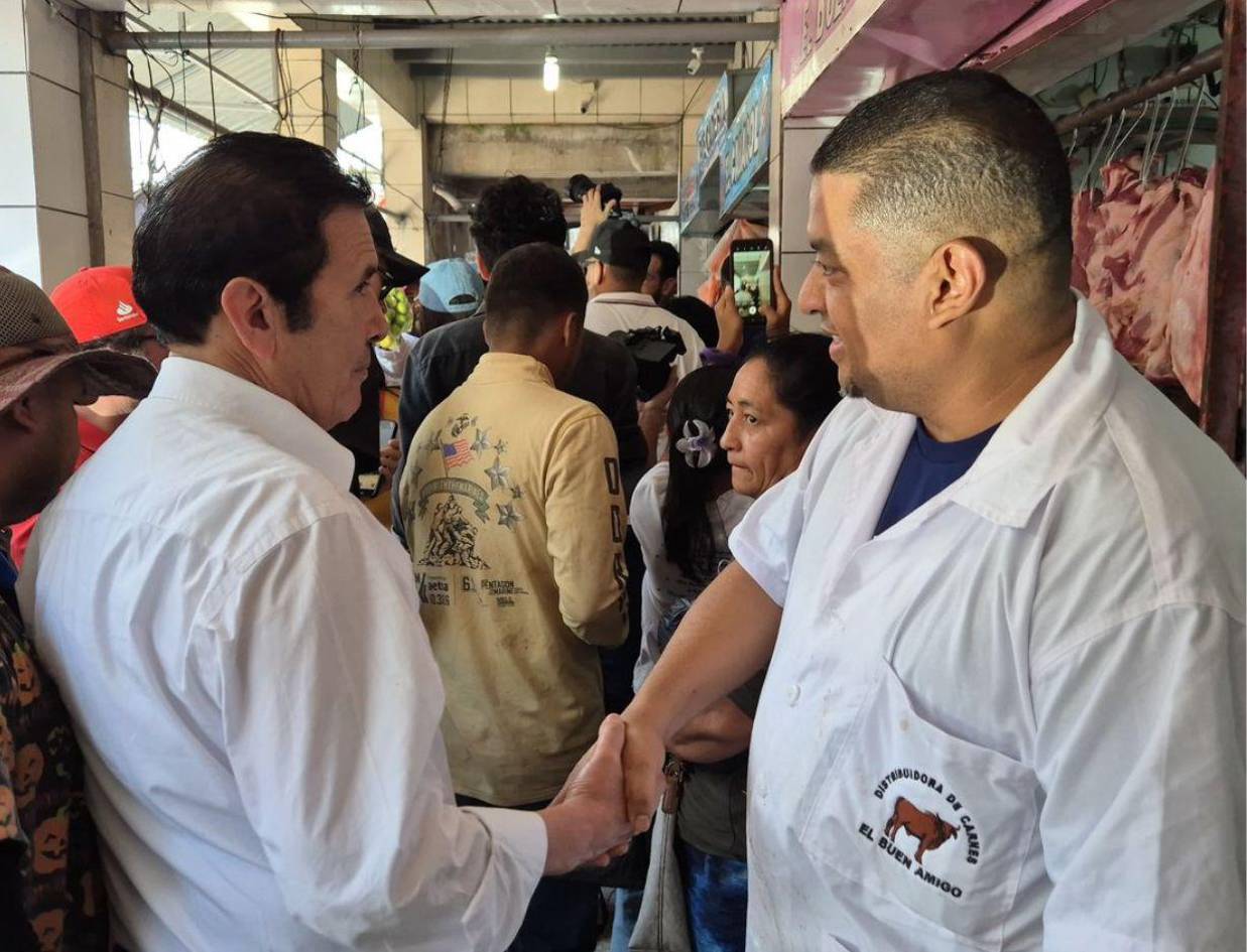 Eliseo Castro recorre mercados capitalinos y escucha a productores