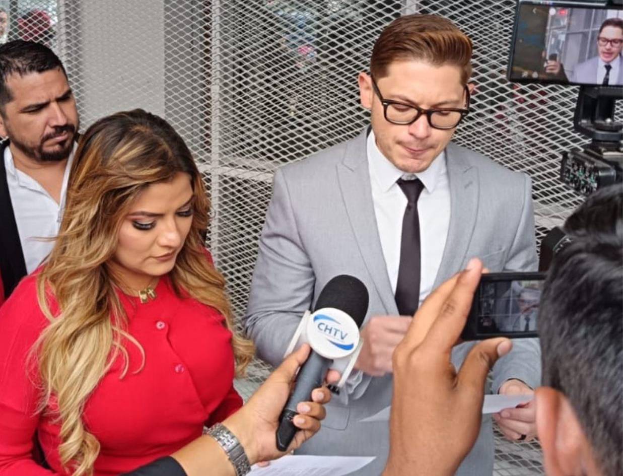 Rashid Mejía y Saraí Espinal denuncian ante el MP a hombre que desinforma en redes sociales