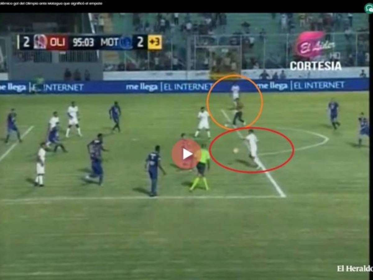 Insólito: Aficionado marca gol al mismo tiempo que delantero en clásico hondureño