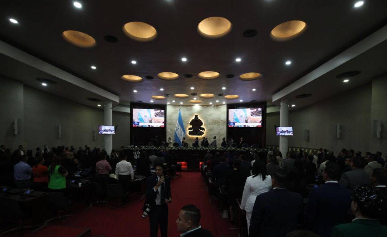 Entre los requisitos para aspirar a ser un diputado se requiere de tener mínimo 21 años de edad, y no existe una edad máxima.