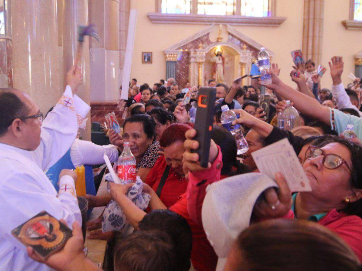 Devoción en la eucaristía en honor a la Virgen de Suyapa en su 278 aniversario