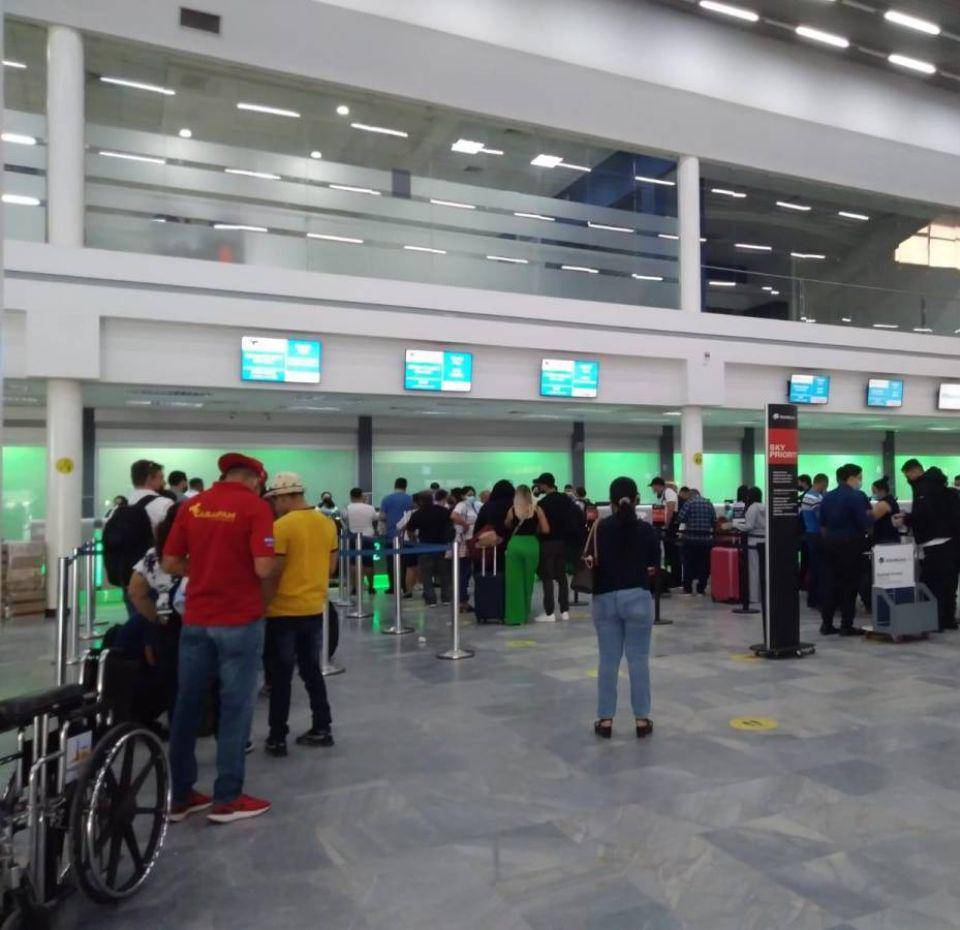 Las autoridades sanitarias y de migración pedirán a los viajeros extranjeros y nacionales el carnet de vacunación a quienes ingresen al territorio.